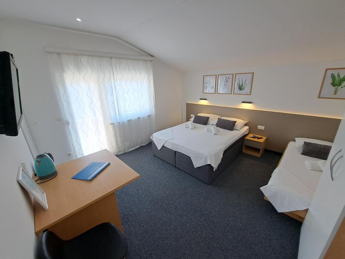 Rooms Zvonimir Stobreč Екстериор снимка