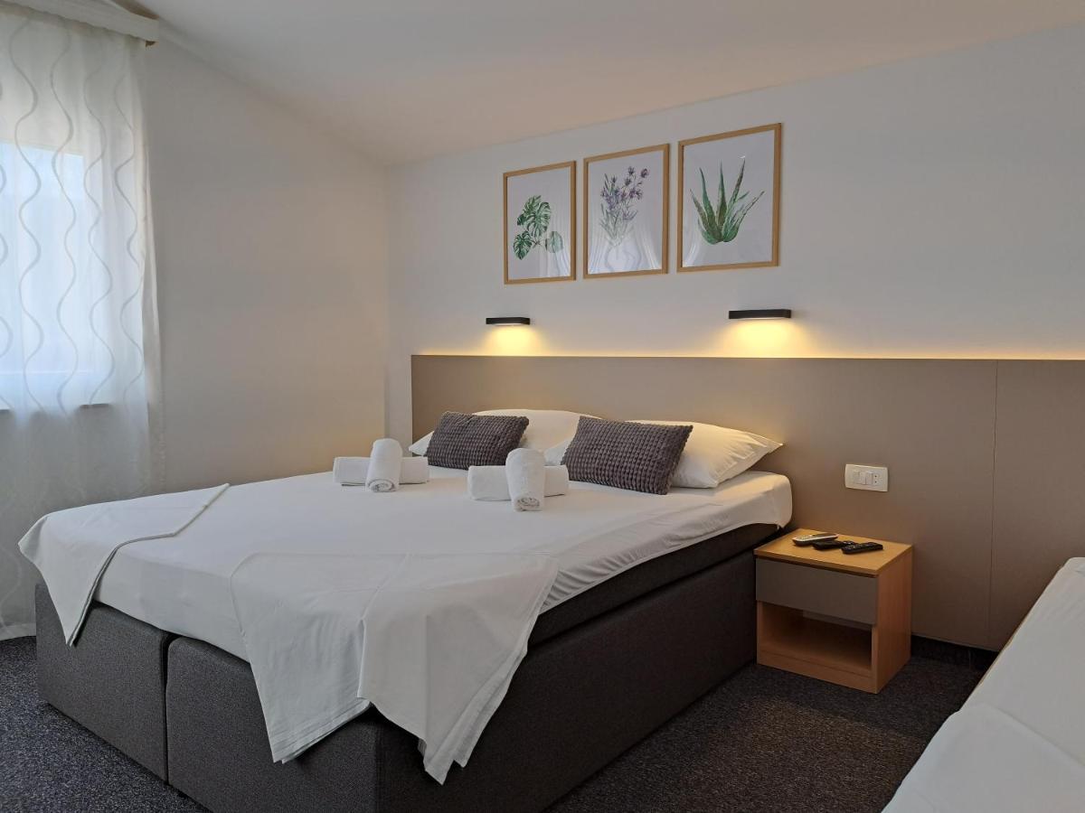 Rooms Zvonimir Stobreč Екстериор снимка